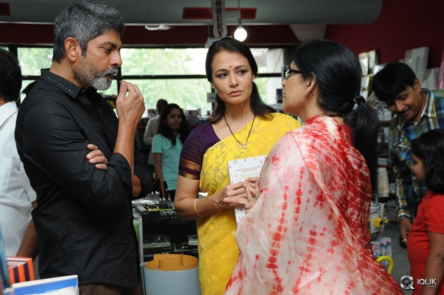 Celebs-at-Walden-25-Years-Press-Meet